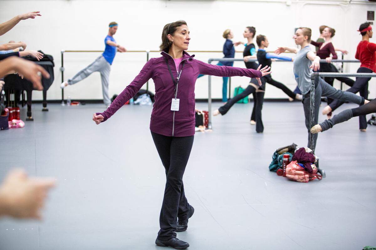Lourdes López en una clase con bailarines del MCB.
