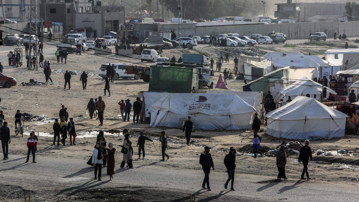 Palestinos desplazados se refugian en un campamento temporal en un punto fronterizo en Rafah, al sur de la Franja de Gaza, el miércoles 17 de enero de 2024.