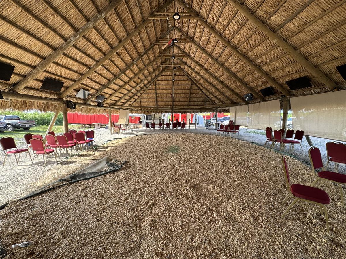 Las autoridades descubrieron una operación de peleas ilegales de gallos en una casa en el Condado Miami-Dade el 16 de mayo de 2025.