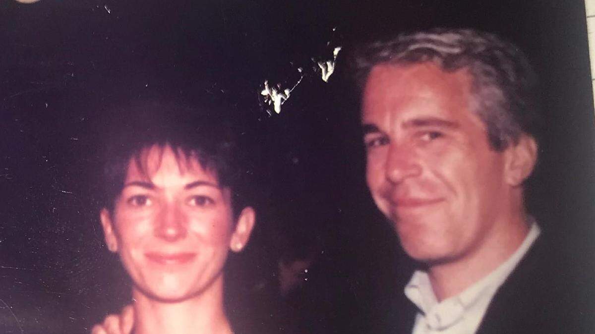 Foto sin fecha en la que aparecen Bill Clinton, Jeffrey Epstein y Ghislaine Maxwell, procedente de la documentación entregada por los apoderados de Epstein al Comité de Supervisión de la Cámara de Representantes.