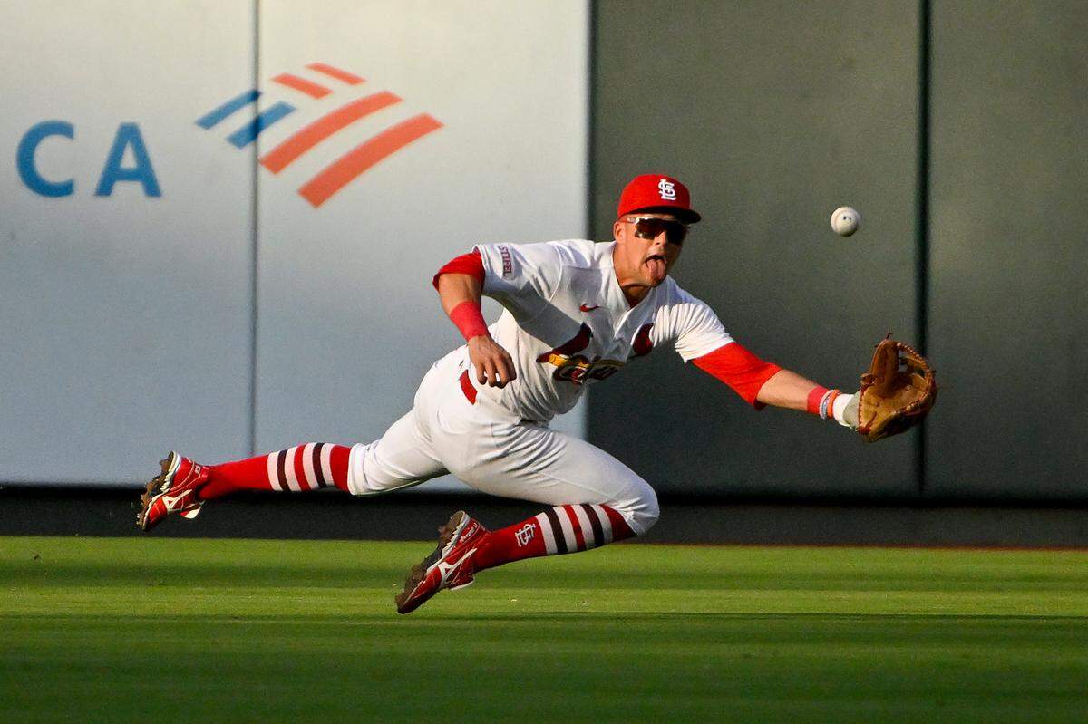 El jardinero central de los Cardenales Lars Nootbaar atrapa una línea bateada por Dane Myers, de los Marlins de Miami, en el segundo inning del partido celebrado el 18 de julio de 2023 en San Luis.
