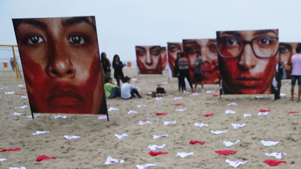 Las fotografías de Freitas Marcio de modelos retratando a mujeres abusadasse muestran en la playa de Copacabana con 420 pares de ropa interior en una manifestación contra la violencia contra las mujeres en Río de Janeiro, Brasil. 