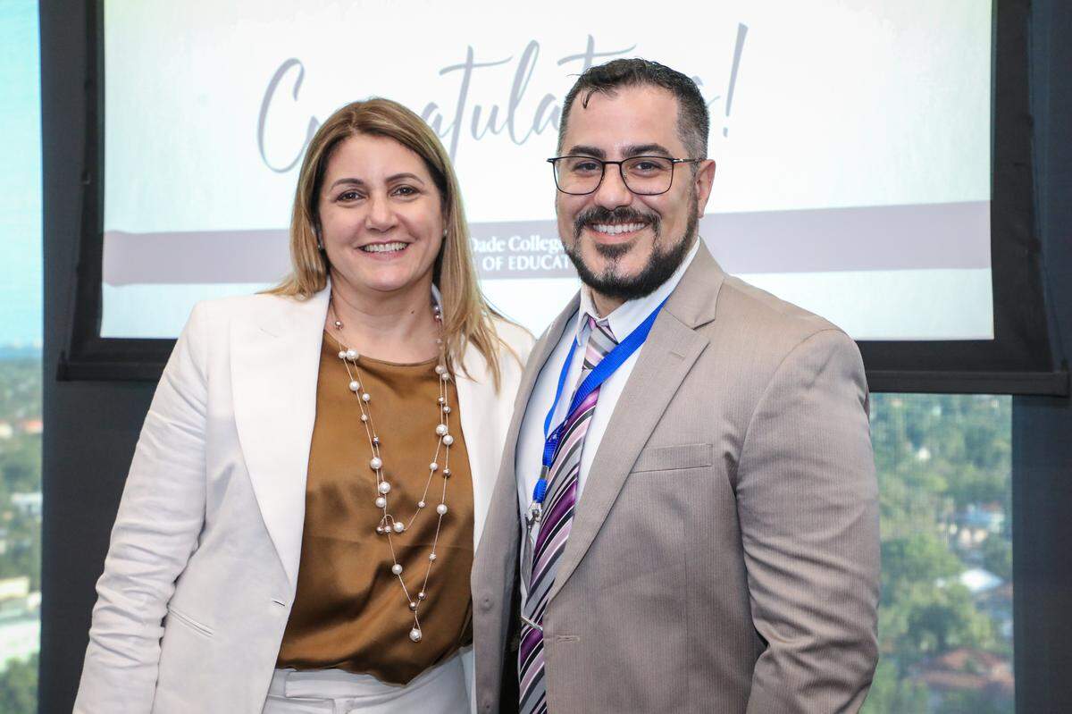 Carmen Concepción, decana de la Escuela de Educación del Miami Dade College, con Andre Villarroel de la Concha, contador venezolano graduado del Instituto de Preparación de Educadores (EPI) del Miami Dade College, quien ejerce ahora como profesor de Matemáticas en Highland Oaks Middle School, Aventura.