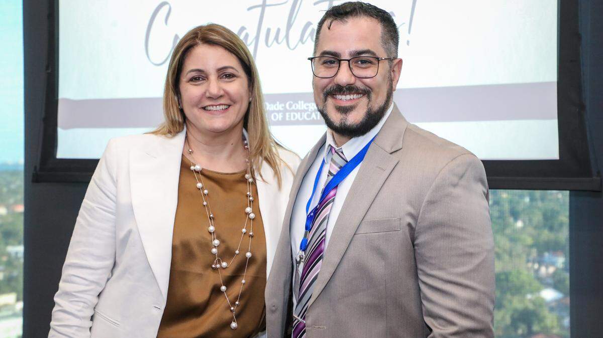 Carmen Concepción, decana de la Escuela de Educación del Miami Dade College, con Andre Villarroel de la Concha, contador venezolano graduado del Instituto de Preparación de Educadores (EPI) del Miami Dade College, quien ejerce ahora como profesor de Matemáticas en Highland Oaks Middle School, Aventura.