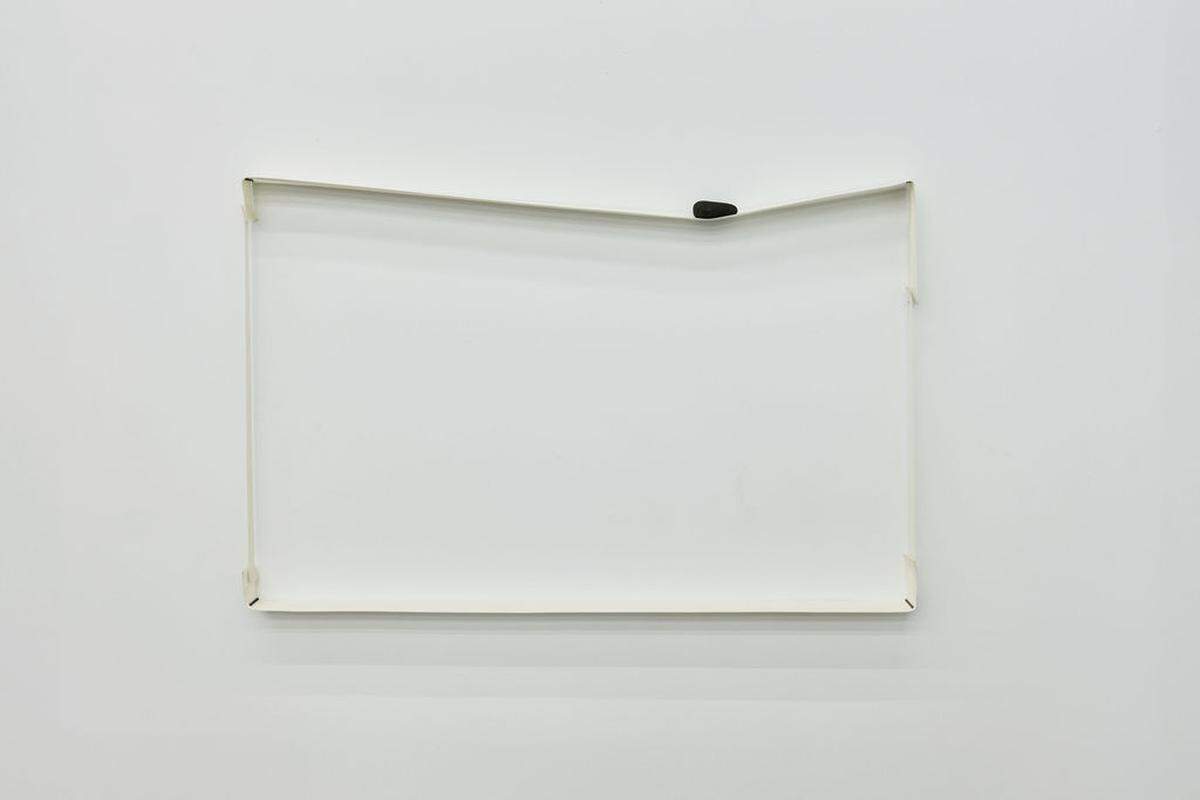 ‘Mono HaHa’, 2024, de Andres Michelena. Tiras recuperadas de envoltorios de paquetes, piedra y clavos, dimensiones variables (23 x 37 pulgadas aprox.), Mahara + Co.