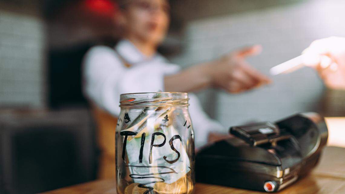 Si recibes propinas, sácale el máximo provecho al reportar los impuestos de 2025