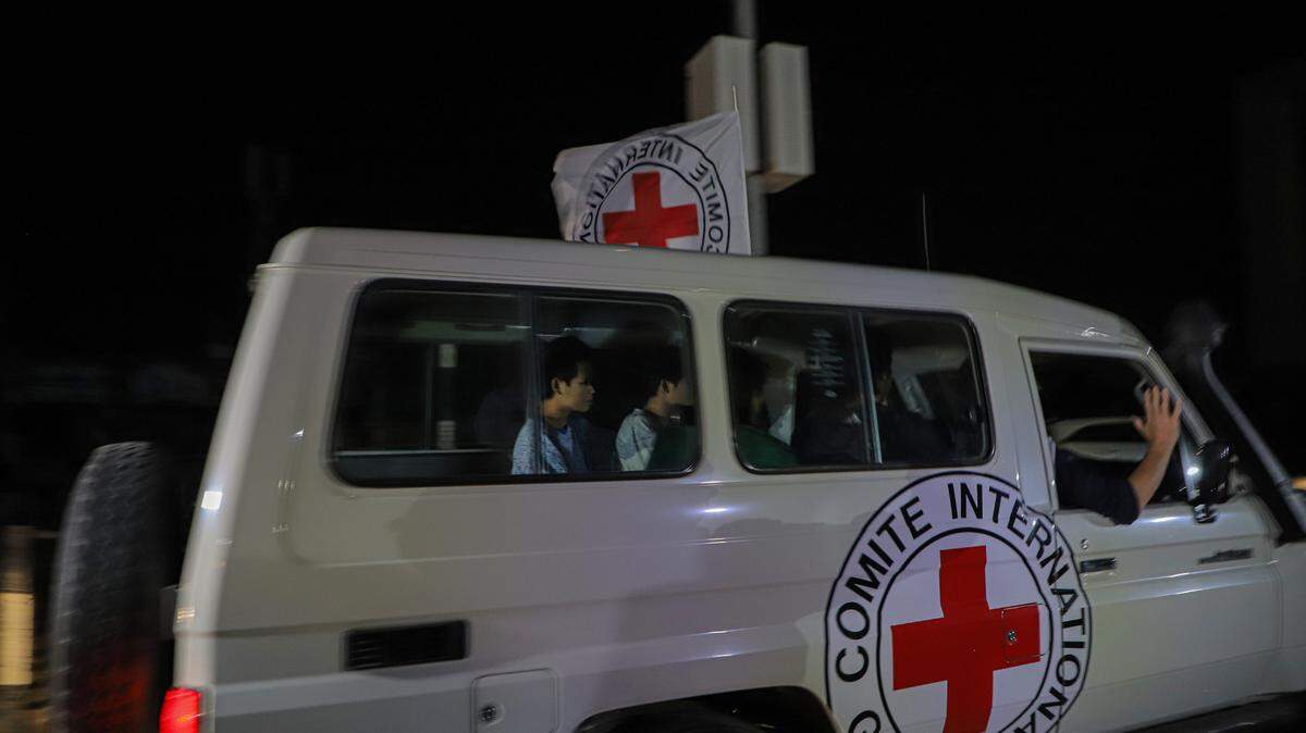 Una ambulancia de la Cruz Roja traslada a varios rehenes liberados por Hamás, el sábado 25 de noviembre de 2023, cerca de Rafah, el cruce fronterizo con Egipto, en el sur de la Franja de Gaza. Los rehenes eran parte del segundo grupo liberado por Hamás.