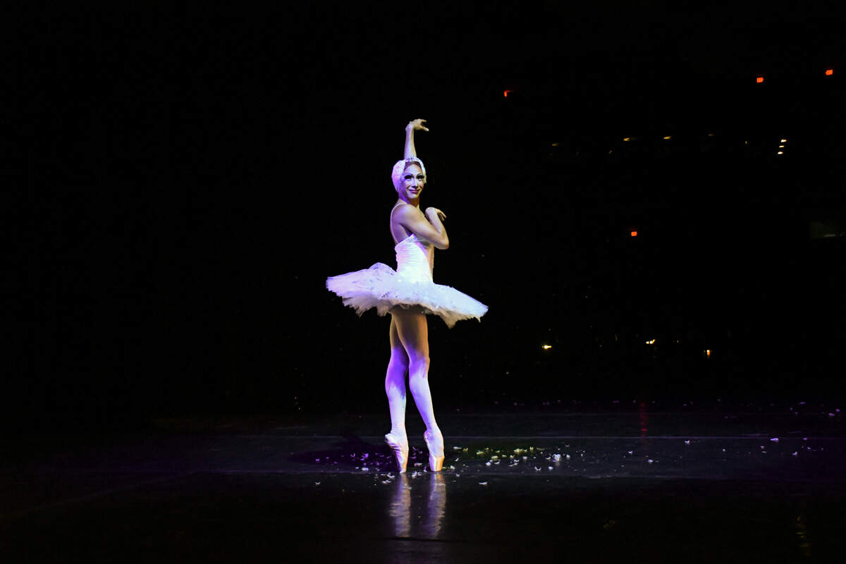 La Prima Ballerina Alla Snizova (Carlos Hopuy) de Les Ballets Trockadero de Monte Carlo en “Dying Swan”.