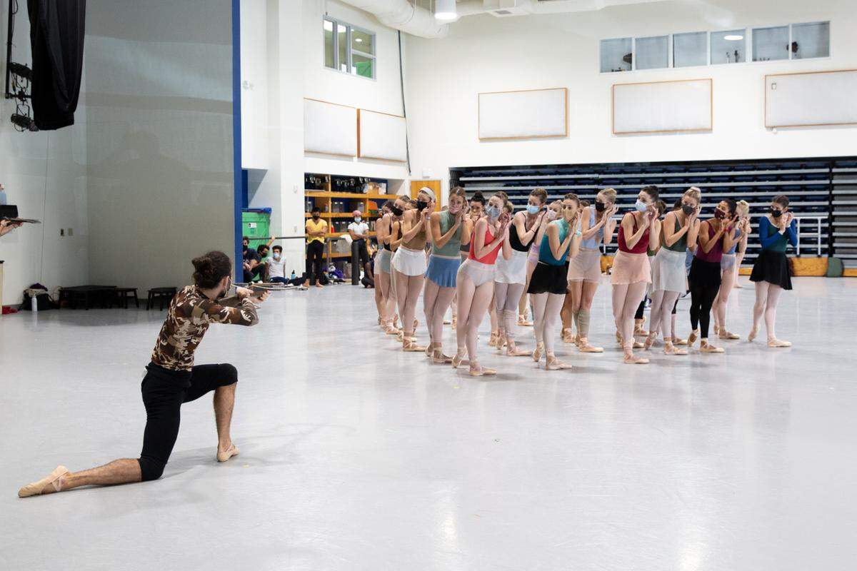Bailarines de MCB ensayan “El Lago de los Cisnes” de Alexei Ratmansky.
