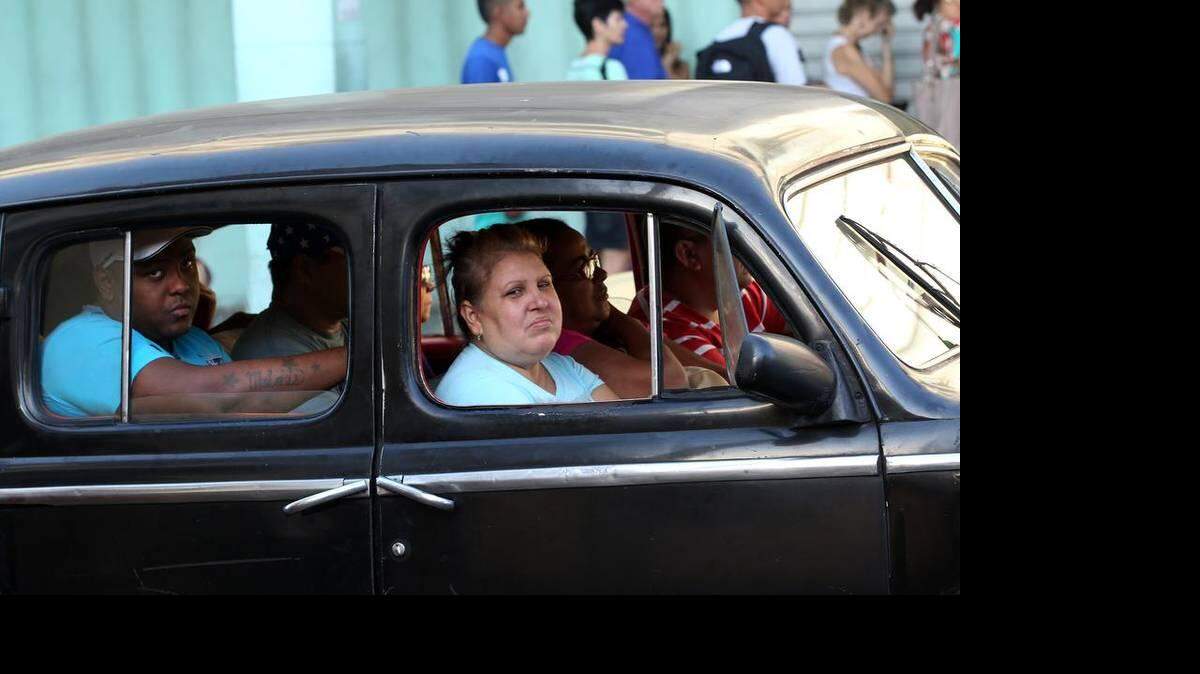 Varias personas van en un taxi de fabricación estadounidense en una calle de La Habana (Cuba) hoy, jueves 17 de diciembre de 2015, al cumplirse el primer aniversario del anuncio del restablecimiento de relaciones entre la isla y EEUU.