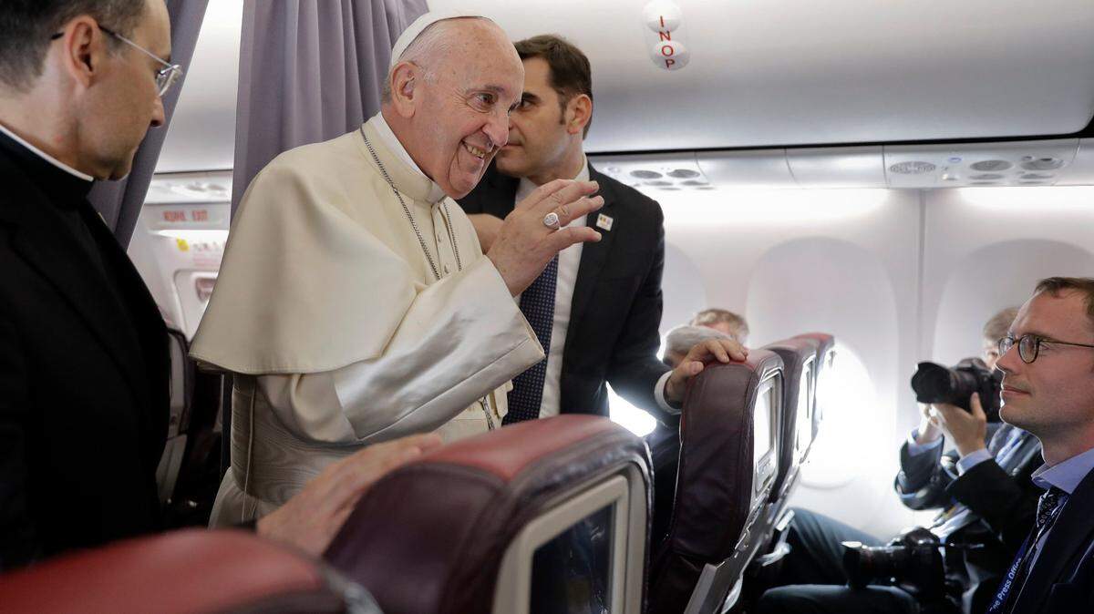 El papa Francisco conversa con la prensa a bordo del avión que lo transportó el 2 de junio del 2019 desde Sibiu, en Rumanía, a Roma.
