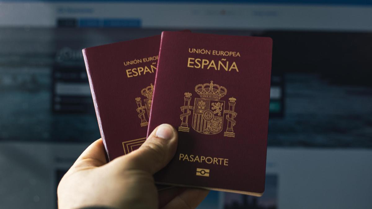 Una propuesta de instrucción en la Ley de Memoria Democrática o Ley de Nietos beneficia a más descendientes de españoles en Latinoamérica para tramitar y la ciudadanía y el pasaporte de España.