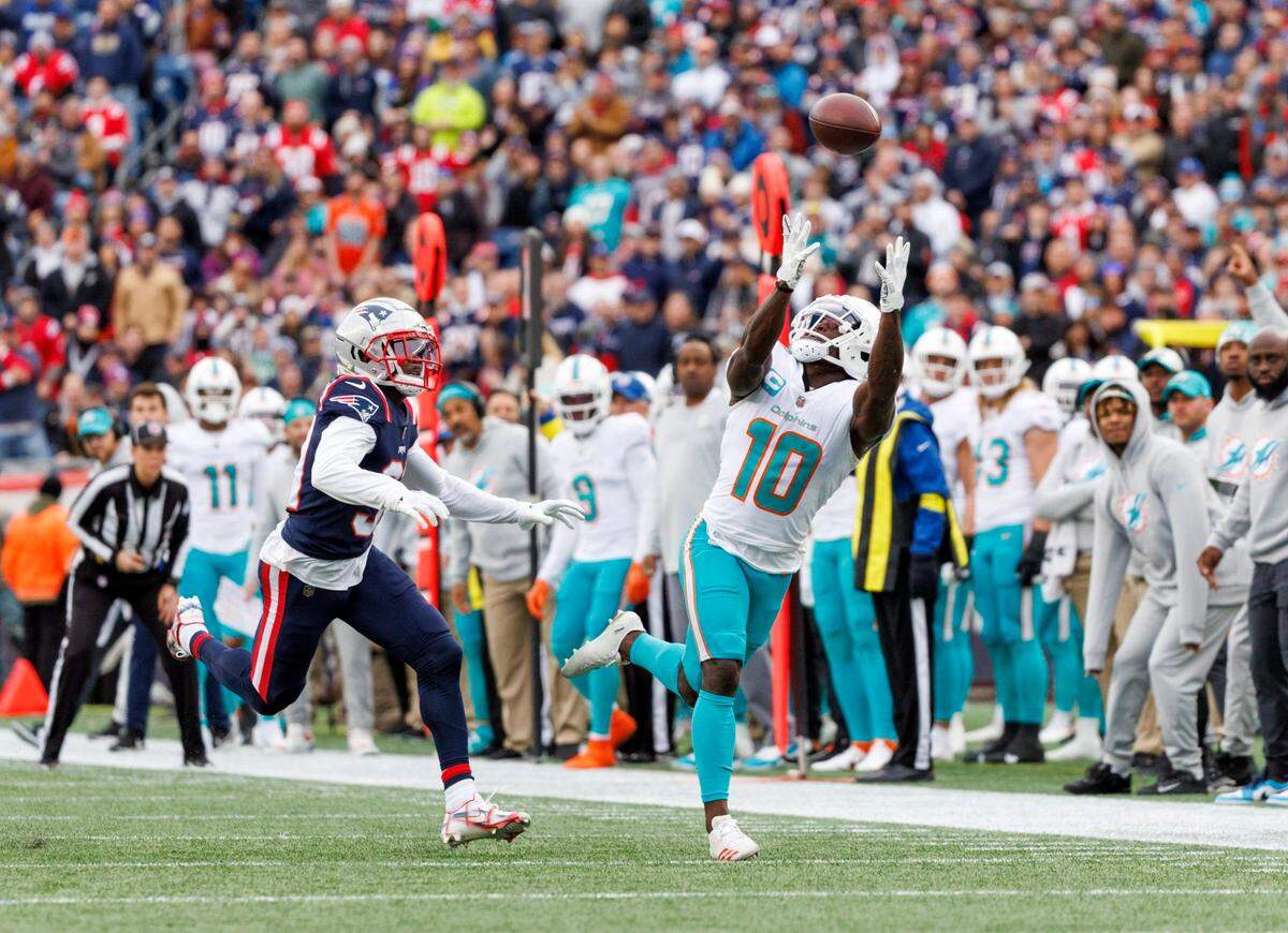 El wide receiver de los Dolphins Tyreek Hill atrapa un pase en el partido ante los Patriots, celebrado el 1ro de enero de 2023 en Foxborough, Massachusetts.