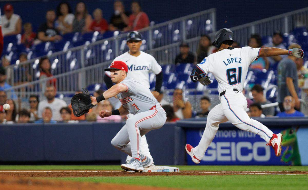 El segunda base de los Marlins Otto López es puesto out en una jugada en el segundo inning del partido ante los Rojos de Cincinnati, celebrado el 8 de agosto de 2024 en Miami.