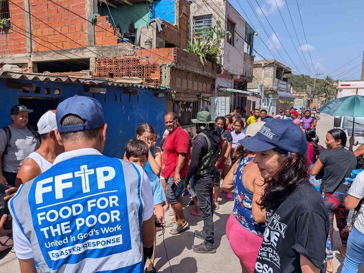 Equipos de Food For The Poor y de la Fundación Wayuu Taya distribuyen kits de higiene a los sobrevivientes del terremoto en La Guaira, Venezuela.
