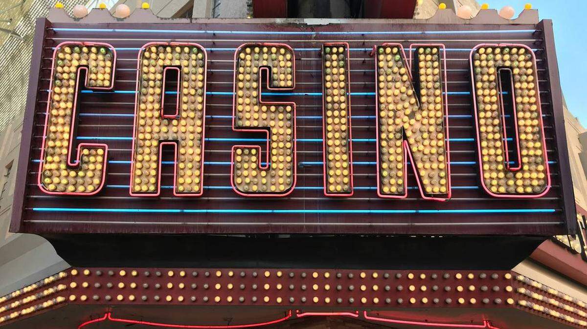 Jugadora sale millonaria de un casino de Tampa, Florida tras apostar $500 en una máquina tragamonedas. 
