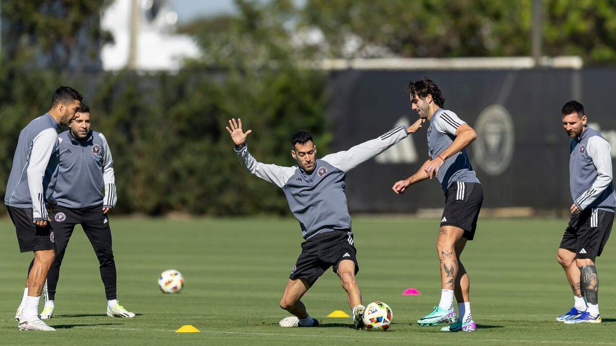 Los jugadores del Inter Miami Luis Suárez, Sergio Busquets, Leonardo Campana y Lionel Messi (de izq. a der.) realizan ejercicios durante una sesión de práctica del equipo en el Florida Blue Training Center, el 20 de febrero de 2024, en Fort Lauderdale, Florida.