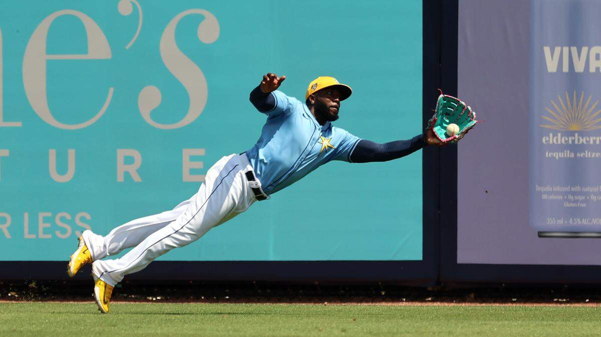 El jardinero de los Rays de Tampa Bay Randy Arozarena fildea una pelota en el partido de pretemporada ante los Bravos de Atlanta, celebrado el 18 de marzo de 2024 en Port Charlotte, Florida.