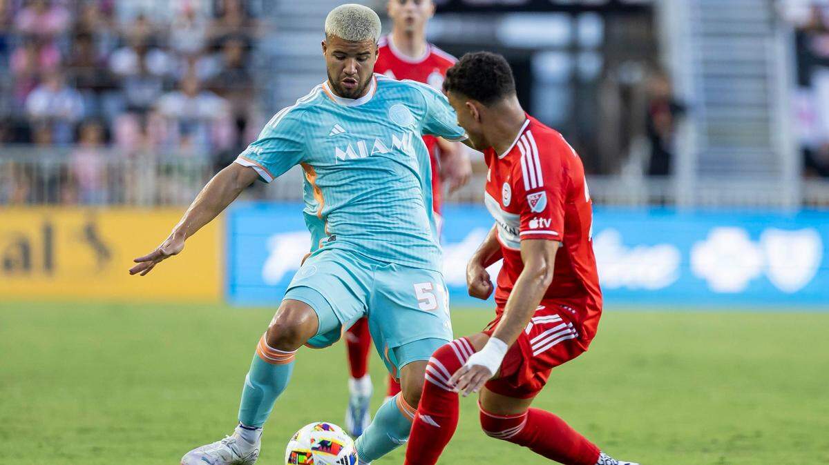 El defensor del Inter Miami Marcelo Weigandt (57) y el defensor del Chicago Fire Allan Arigoni (27) compiten por el balón en la primera mitad de su partido de la MLS en el Chase Stadium el sábado 20 de julio de 2024 en Fort Lauderdale, Florida.