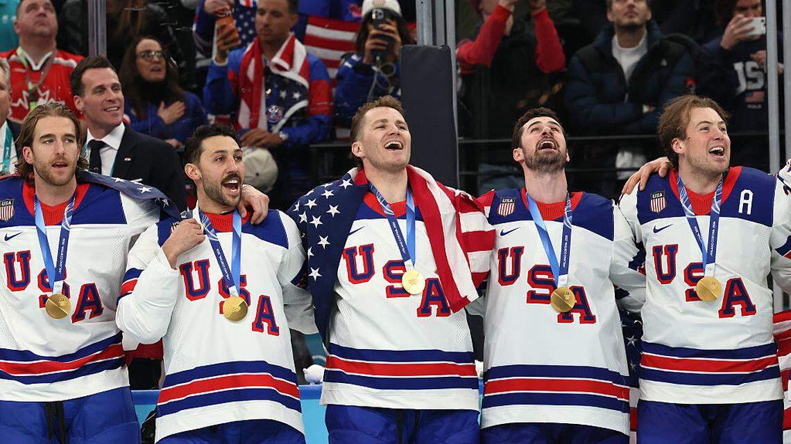 Estados Unidos derrota a Canadá en un dramático final en hockey y se baña en oro 46 años después