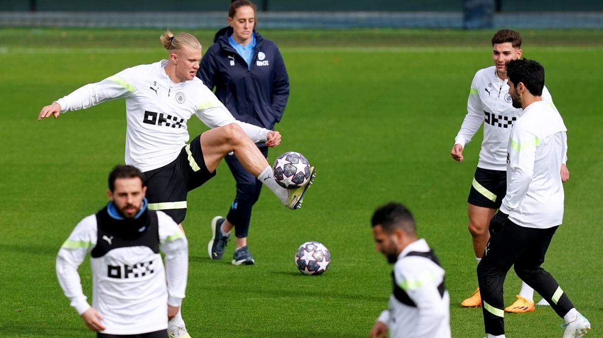 El jugador del Manchester City Erling Haaland durante un entrenamiento con el equipo el 16 de mayo de 2023 en Manchester, Inglaterra.