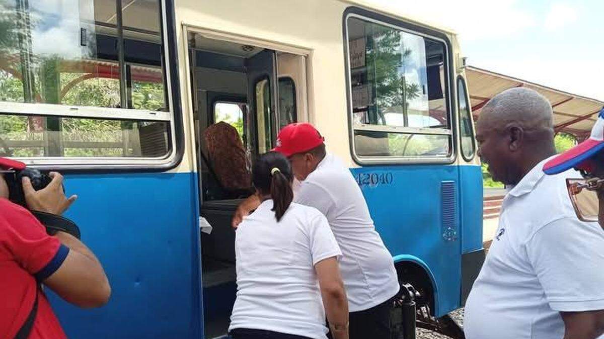 El gobierno cubano celebró con bombos y platillos la puesta en marcha de un “ferrobús” en Guantánamo, tras convertir un autobús para “innovar” ante la crisis del transporte.