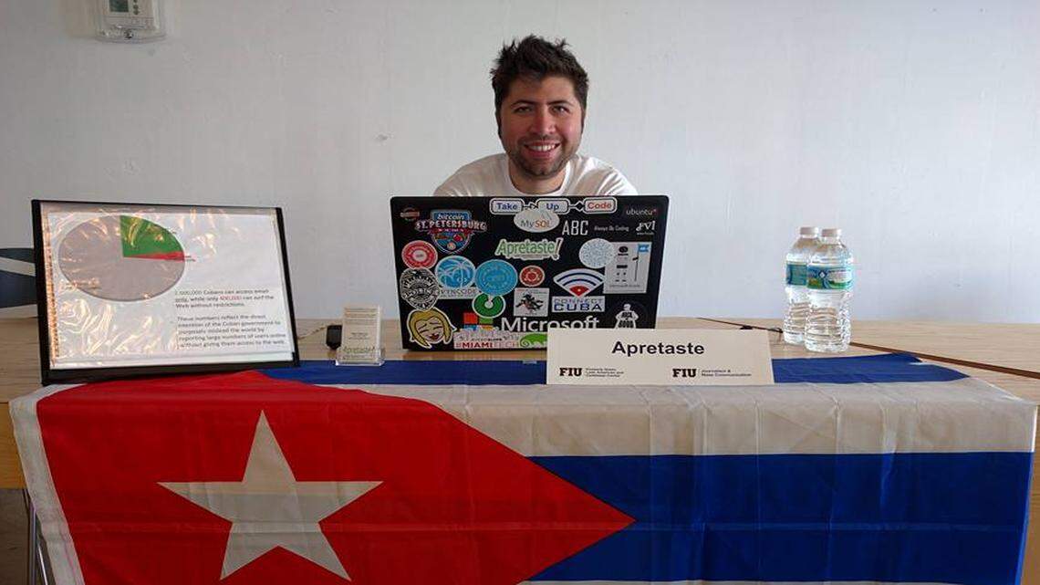 Salvi Pascual, director ejecutivo de Apretaste, en una actividad en Florida International University (FIU) en Miami.