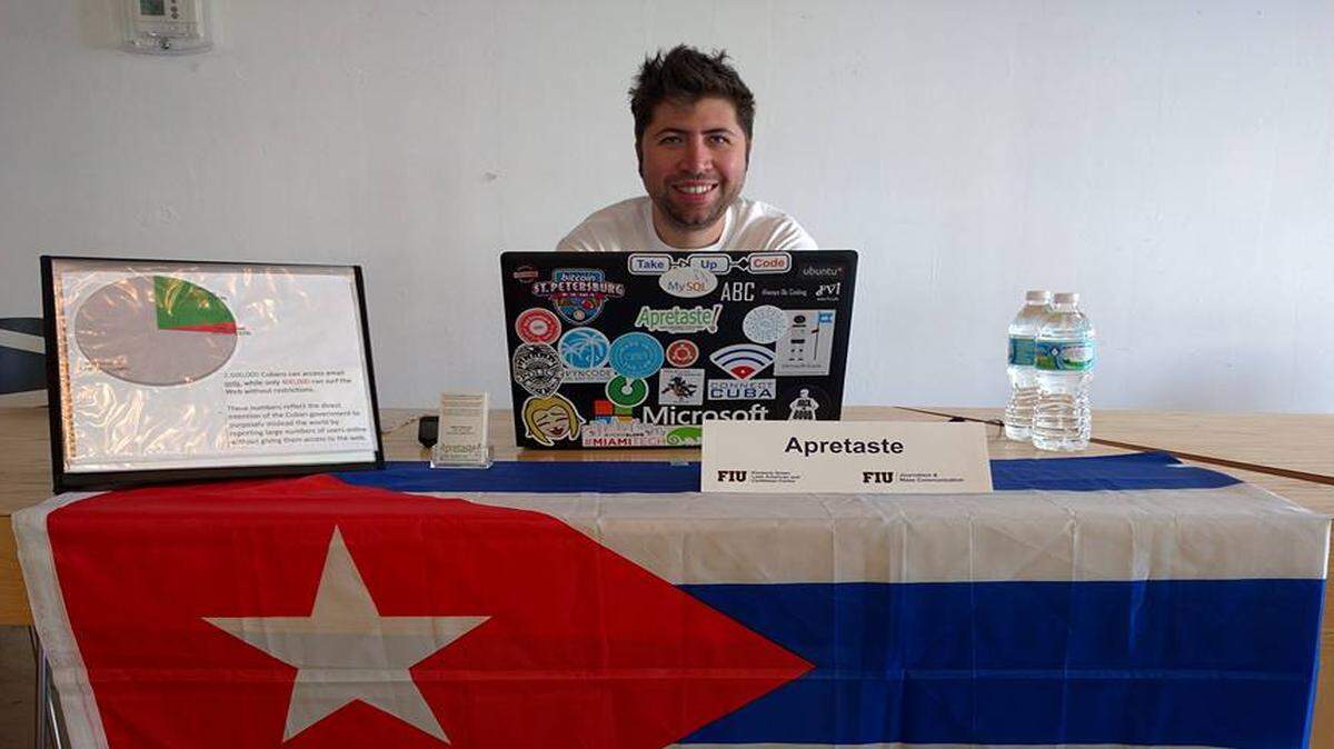 Salvi Pascual, director ejecutivo de Apretaste, en una actividad en Florida International University (FIU) en Miami.