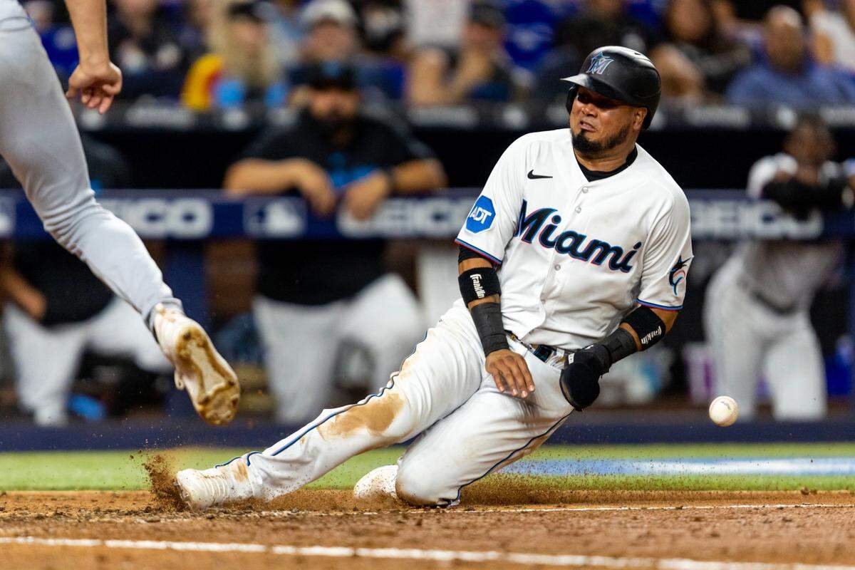 El segunda base de los Marlins Luis Arráez anota una carrera en el séptimo inning del partido ante los Reales de Kansas City, celebrado el 6 de junio de 2023 en Miami.
