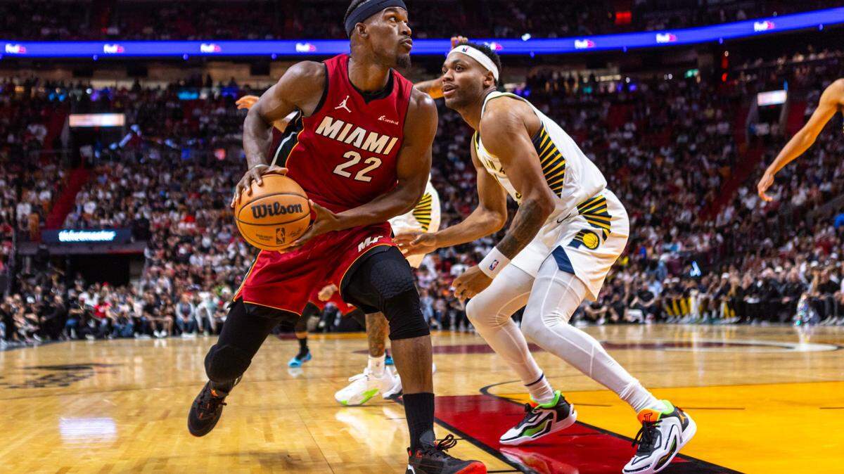 l delantero del Miami Heat, Jimmy Butler (22), coloca al delantero de los Indiana Pacers, Bruce Brown (11), durante la segunda mitad de un partido de la NBA en el Kaseya Center en Miami, Florida, el jueves 30 de noviembre de 2023.