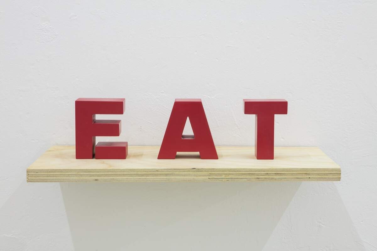 ‘EAT FAT’, de la serie LuxoLixo, 1974, de Regina Vater. Madera lacada, 5 1/2 × 18 7/8 × 2 3/4 pulgadas.