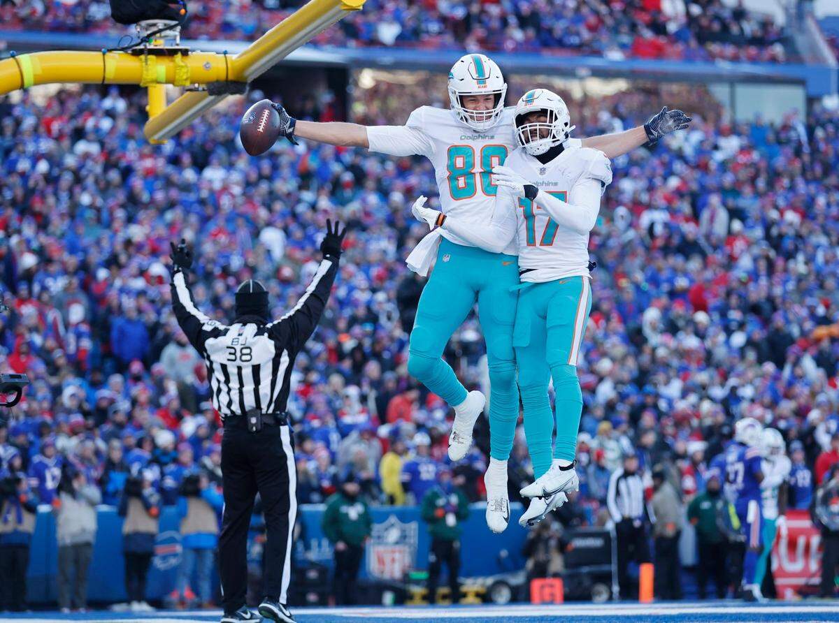 Los jugadores de los Dolphins Mike Gesicki (izq.) y Jaylen Waddle celebran un touchdown en el partido ante Buffalo Bills, celebrado el 15 de enero de 2023 en el Highmark Stadium en Orchard Park, Nueva York.