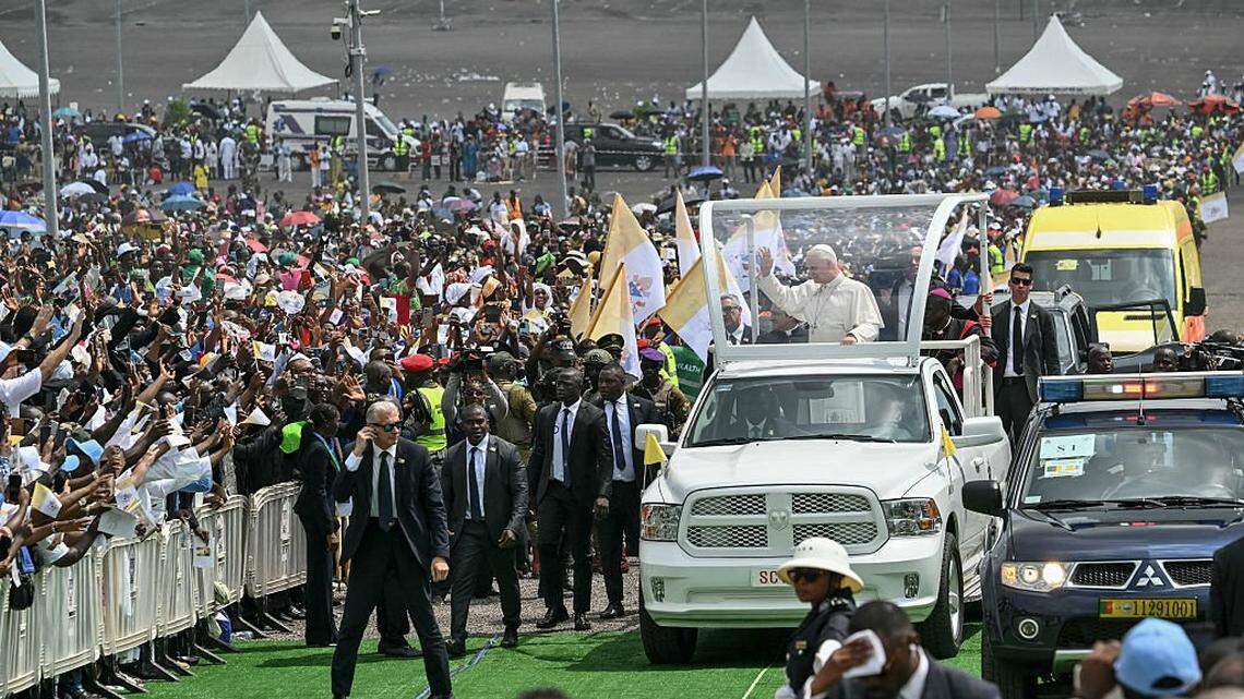 El papa León XIV saluda a la multitud desde el Papamóvil a su llegada para oficiar la Santa Misa en el área frente al Estadio Japoma, en Duala, en el quinto día de un viaje apostólico de 11 días a África, el 17 de abril de 2026.