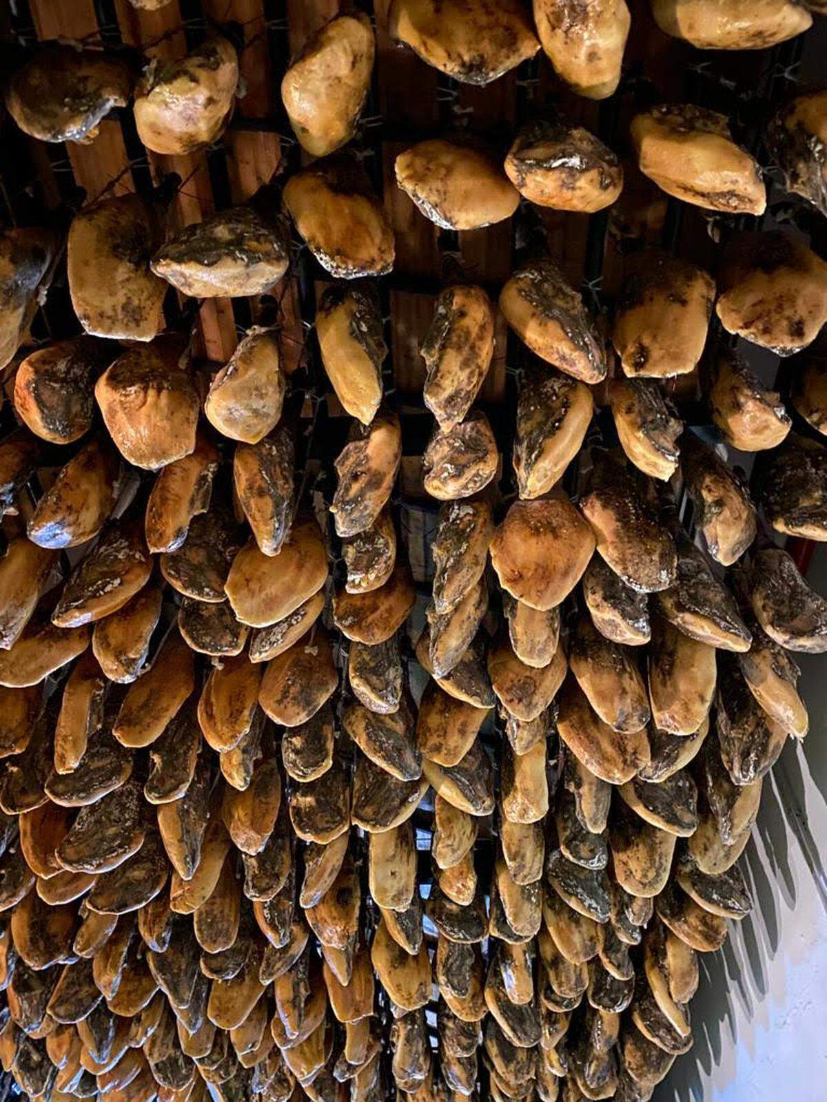 Sala de curación de jamones ibéricos de bellota “Lazo”, en Jabugo.