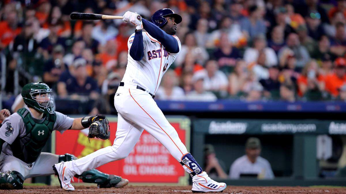 El pelotero de los Astros Yordan Álvarez batea un jonrón contra los Atléticos de Oakland en el octavo inning del partido celebrado el 20 de mayo de 2023 en Houston.