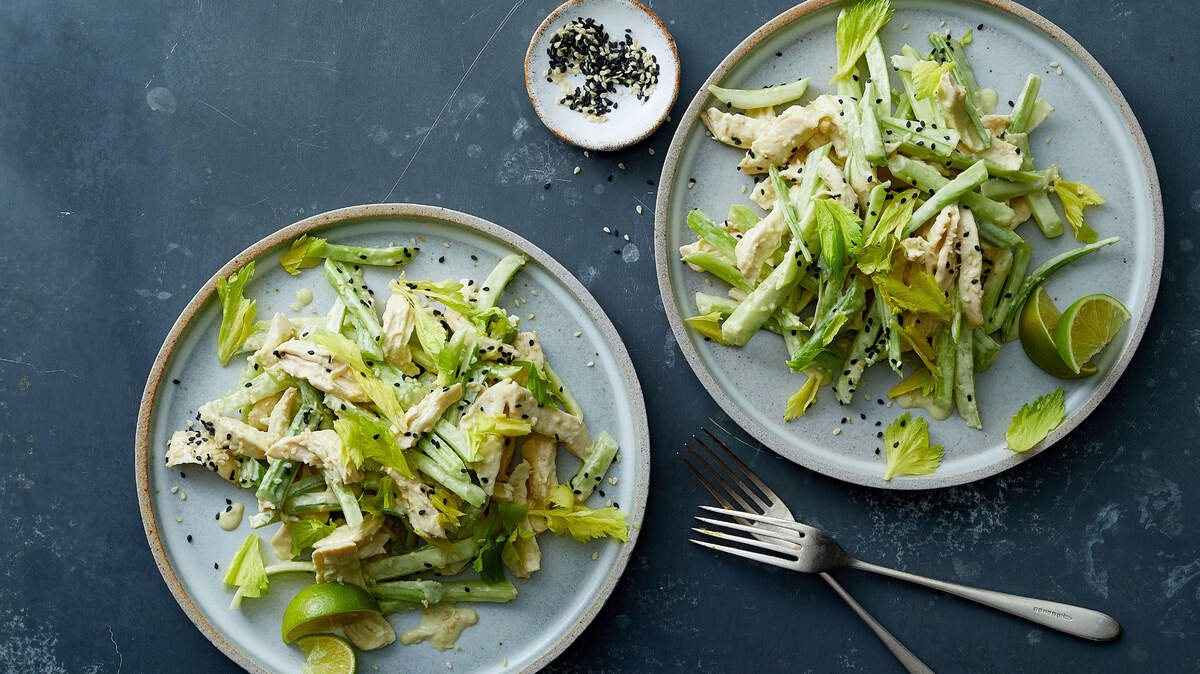 Ensalada de pollo y apio con aderezo de wasabi y tahini. Estilista de alimentos: Barrett Washburne.