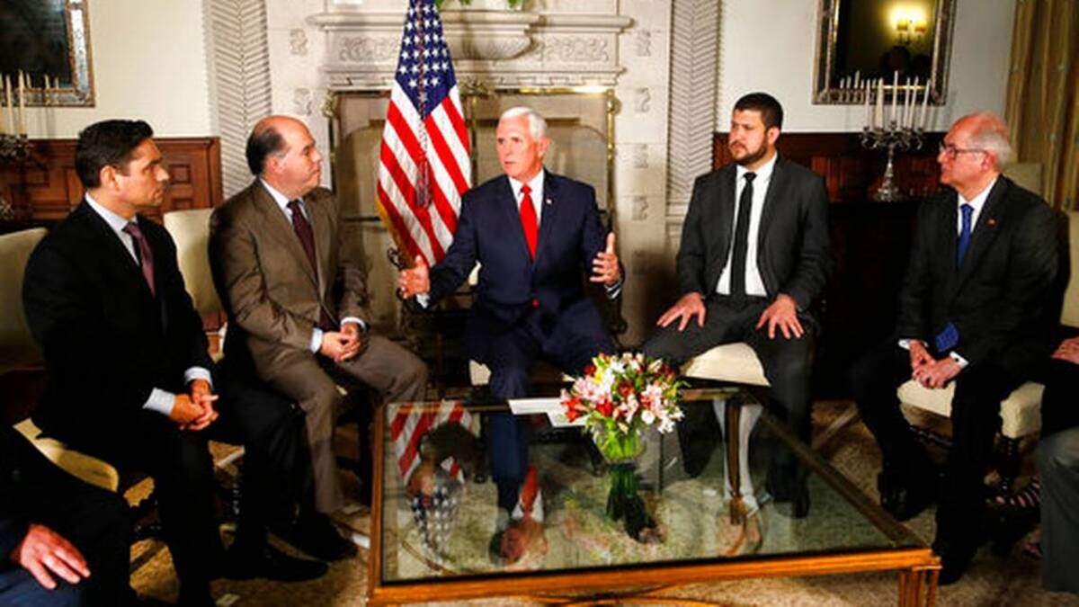 El vicepresidente Mike Pence (centro) habla con los líderes opositores venezolanos Carlos Vecchio (izquierda), Julio Borges, David Smolansky y Antonio Ledezma durante una reunión en la residencia del embajador de EEUU en Lima, Perú, en una imagen del 13 de abril de  2018.