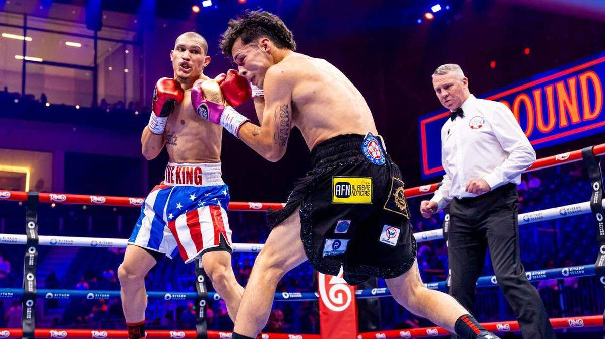 Brayan León (izq.) dio un paso importante en su desarrollo al imponerse con autoridad a un fogoso Aaron Rocha Guerrero en la cartelera Fatal Fury en Arabia Saudita