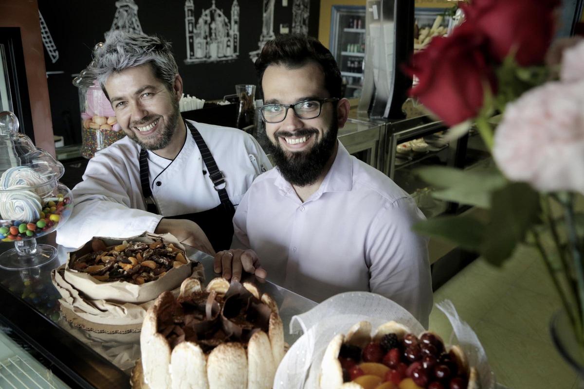 Vladimir Bencomo y Joel Cuellar abrieron en agosto el bakery Almendrares en el suroeste de Miami. En el 2013 inauguraron una pastelería en Cuba con el mismo nombre, que todavía sigue funcionando en El Vedado..
