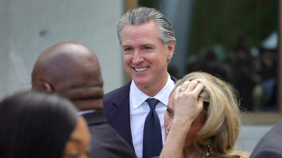 El gobernador de California, Gavin Newsom, asiste a la ceremonia de inauguración del Centro Presidencial Barack Obama, en la Plaza John Lewis, el 18 de junio de 2026 en Chicago, Illinois.