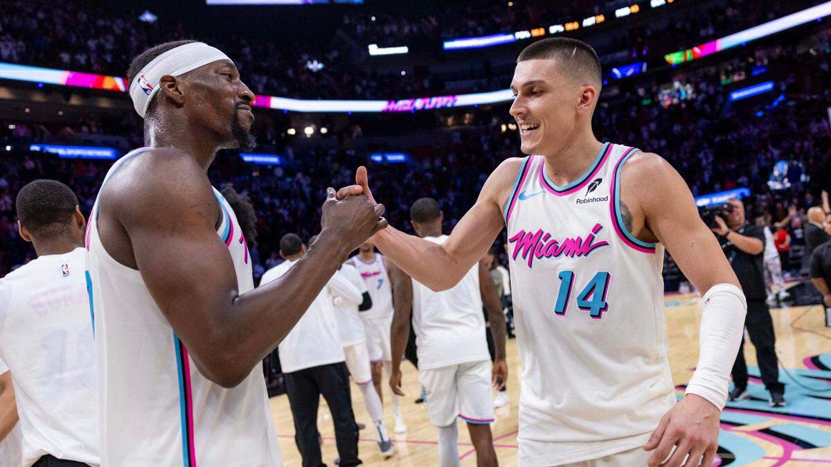 Los jugadores del Heat Bam Adebayo (izq.) y Tyler Herro reaccionan tras vencer al Magic de Orlando, en el partido celebrado el 27 de marzo de 2025 en Miami.
