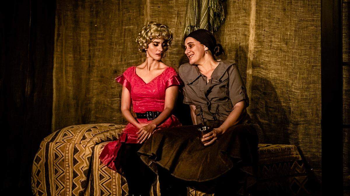 Una escena de ‘La Chunga’ con (desde la izq.): Tamara Melián y Verónica Abruza.