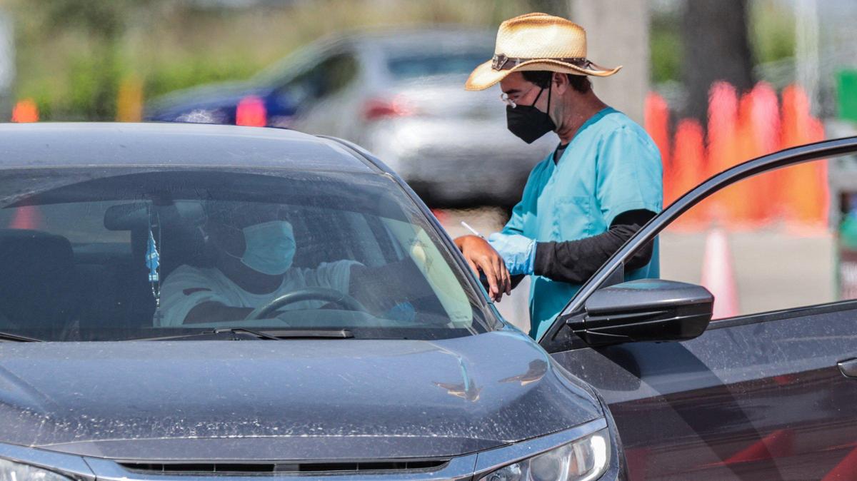 Un paciente se prepara para ser vacunado en el sitio de pruebas y vacunación de COVID-19 del condado de Miami-Dade en Tropical Park.