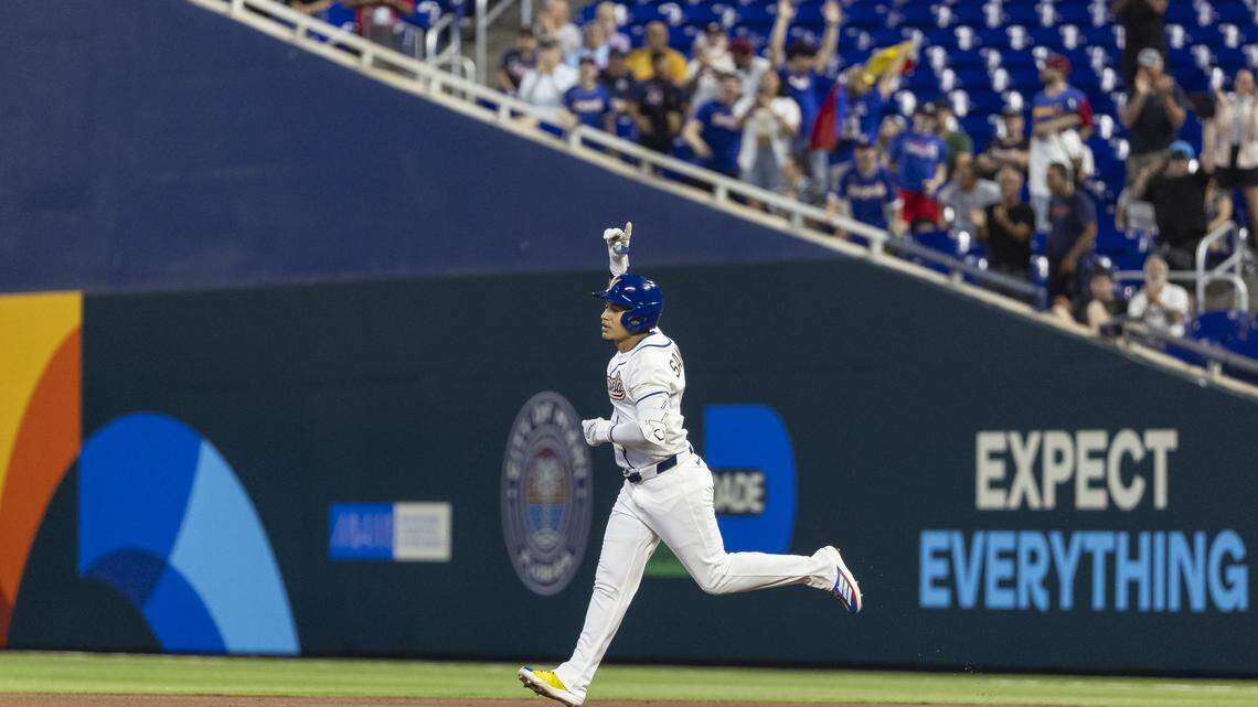 El jardinero venezolano Javier Sanoja recorre las bases tras conectar un jonrón contra Países Bajos, en la segunda entrada del partido del Grupo D del Clásico Mundial de Béisbol, celebrado el 6 de marzo de 2026  en el loanDepot Park en Miami, Florida.