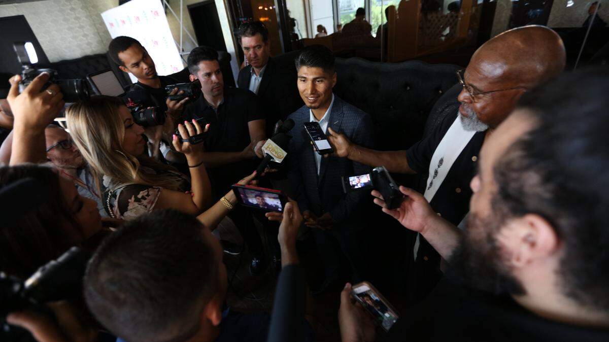 MIKEY GARCIA rodeado por la prensa en el Staples Center de Los Angeles.