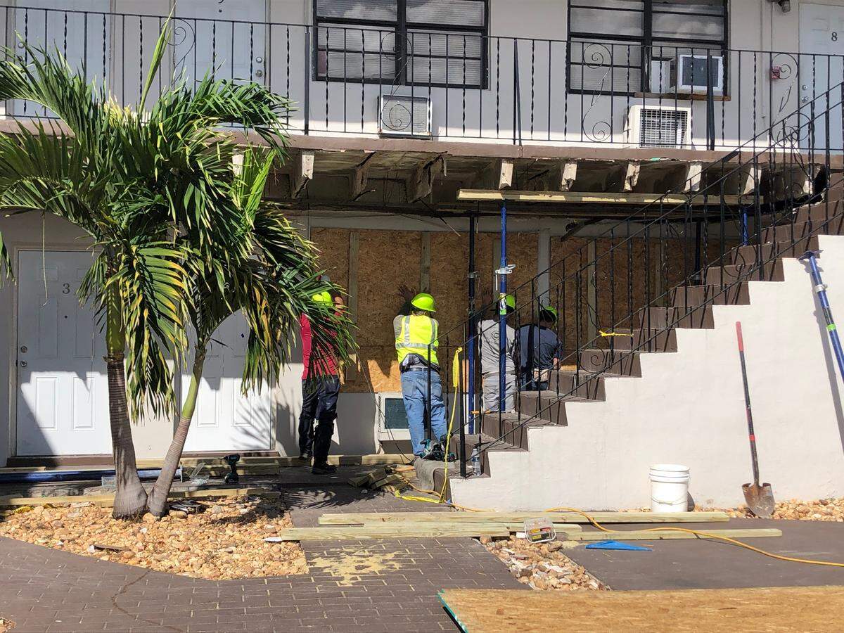 Obreros colocan andamios en estructura a medio colapsar en el edificio 2350 Palm Avenue en Hialeah que el pasado 31 de octubre se habría desprendido parcialmente