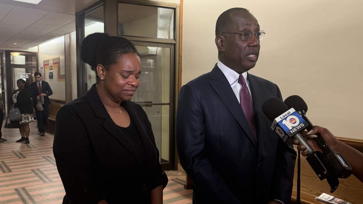El abogado Larry Handfield habla con los periodistas mientras su clienta, Precious Bland, permanece a su lado frente a una sala del tribunal de Miami el martes 23 de junio de 2026. Bland, quien ahogó a su hija en una bañera, fue declarada no culpable por razón de demencia.