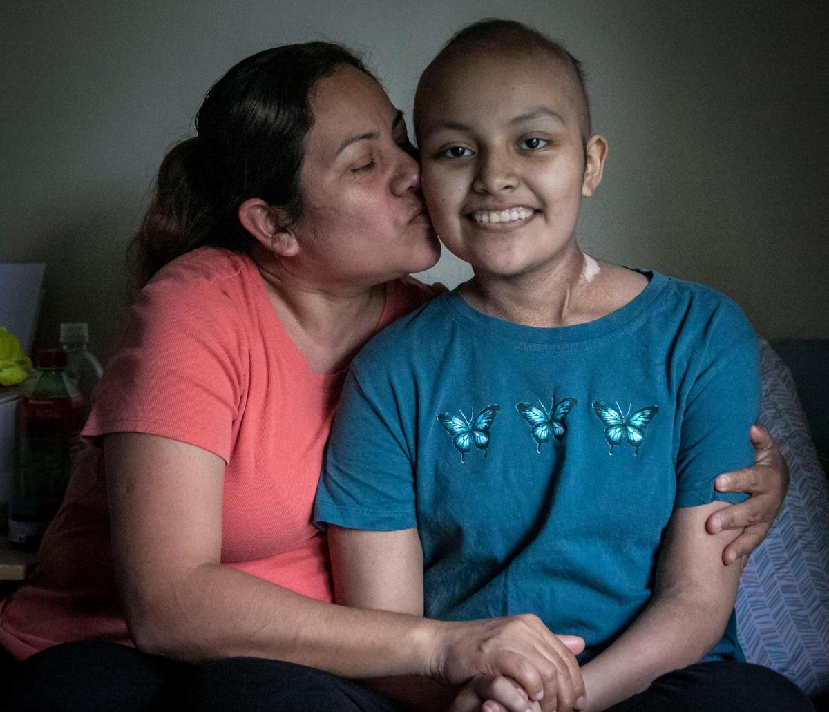 Sofía Macario, de 14 años, recibe el cariño de su mamá, Ereida Arellano, quien la lleva a recibir los tratamientos para curar la leucemia. La familia de Macario necesita ayuda para pagar el alquiler del apartamento en Coral Springs, y algunos gastos de los tres hijos, porque el padre es el único que trabaja.