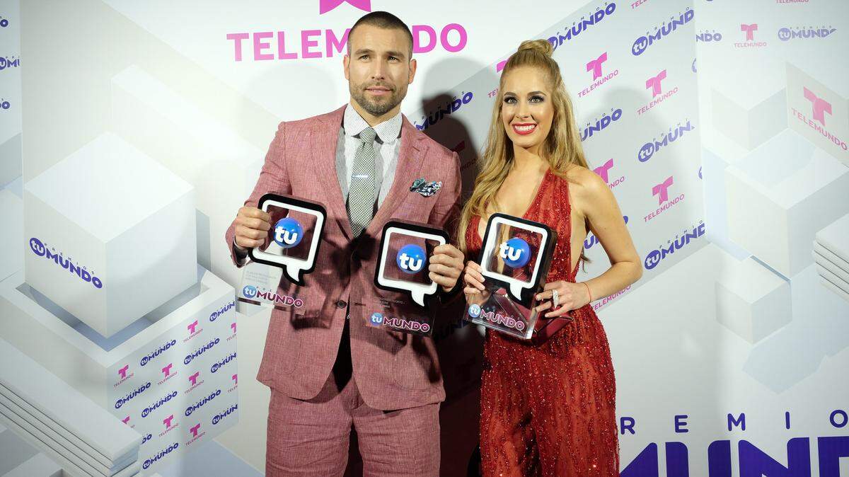 Carmen Aub, coprotagonista de El Señor de los Cielos junto al galán Rafael Amaya, es parte del elenco de esta narconovela suspendido por Telemundo debido a gestos considerados ofensivos. Esta foto de archivo muestra a los protagonistas en los Premios Tu Mundo 2015.