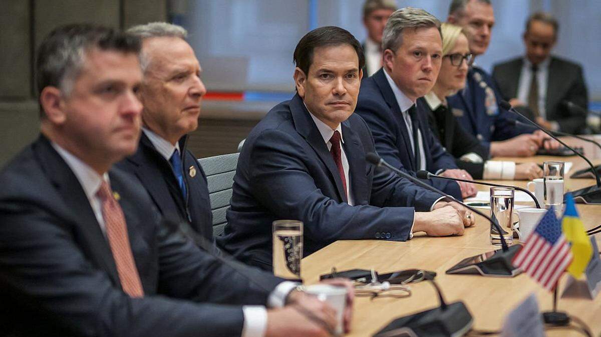TOPSHOT - US Secretary of State Marco Rubio (C), next to US special envoy Steve Witkoff (2nd L) and US Secretary of the Army Daniel Driscoll (4th L), faces the Ukrainian delegation during discussions on a US plan to end the war in Ukraine at the US Mission in Geneva, on November 23, 2025. US Secretary of State Marco Rubio arrived in Geneva on November 23, 2025 morning for discussions on a US plan to end the Ukraine war, after Washington signalled room for negotiation on the controversial proposal. Ukrainian, European and Canadian officials were also gathering in the Swiss city. (Photo by Fabrice COFFRINI / AFP via Getty Images)